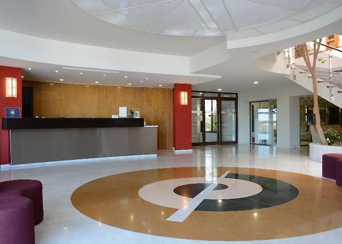 Macaris & העיירה רתימנו