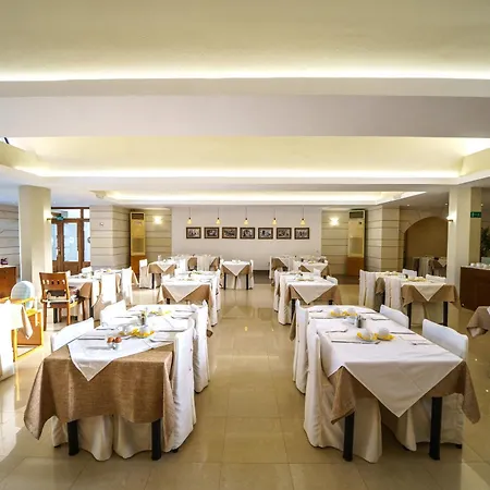 Hotell Macaris & 4*